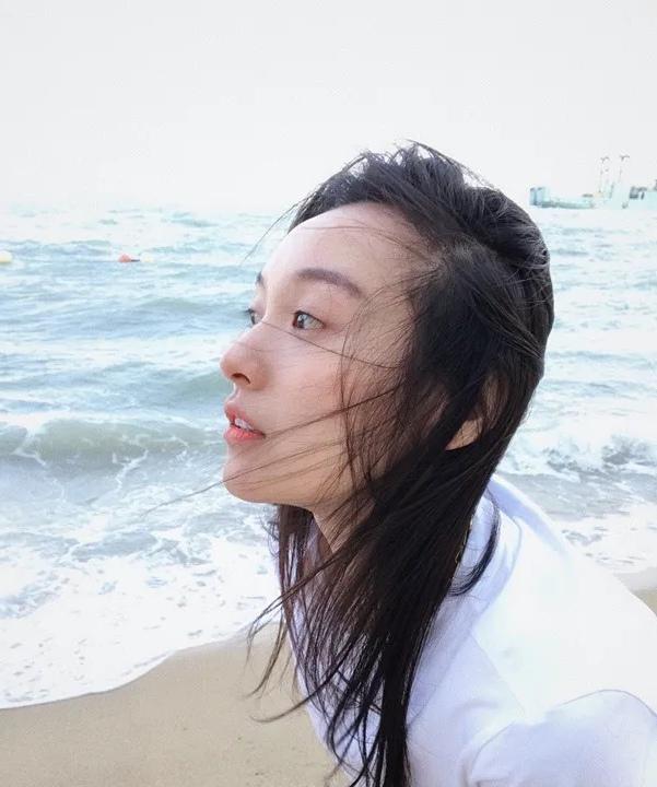 回顾《沉默的荣耀》 演员王西饰演德英。德英是有历史原型的，德英的历史原型是中共隐