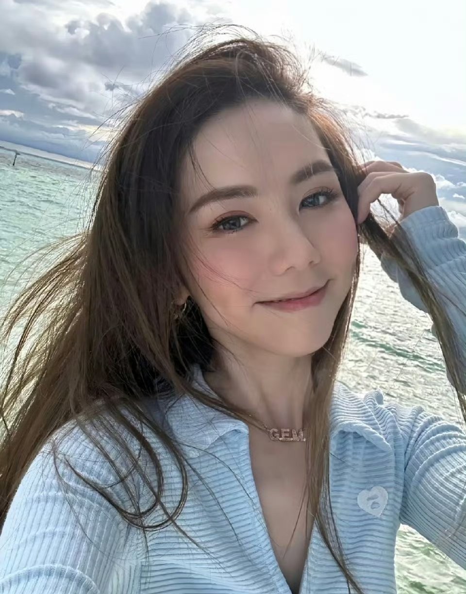邓紫棋的颜值其实挺能打的，早期总被皮裤造型拖累，但仔细看她的五官一直很精致，素颜