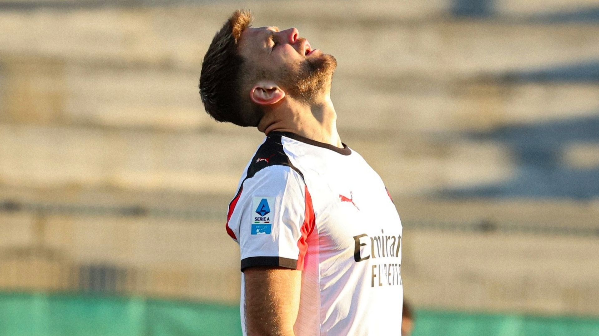 跟队记者报道称，米兰前锋菲尔克鲁格的脚趾并非骨折而是骨裂。
预计他将缺席2场比赛