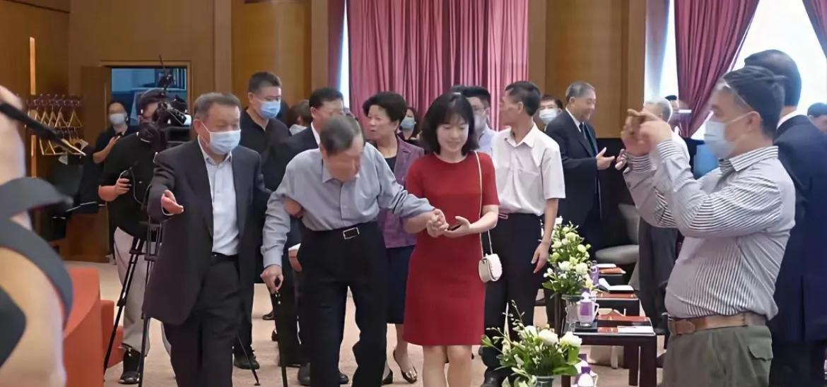 103 岁扬振宁太拼了！
21 年相伴，翁帆陪出 “婆样”。
103 岁的扬振宁