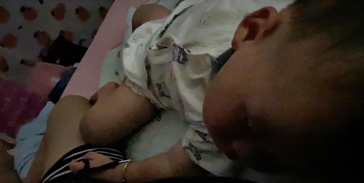 带娃以后才知道：
1.你们家的宝宝也这样吗，睡觉的时候不是抱大腿就是拉裤腰带，就
