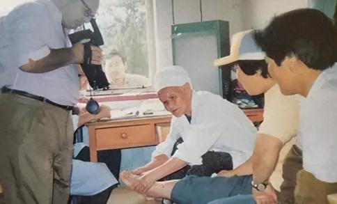 70年代，一女病人去地窖取菜不小心扭到腰椎，无法动弹，家人抬她来找北京“双桥老太