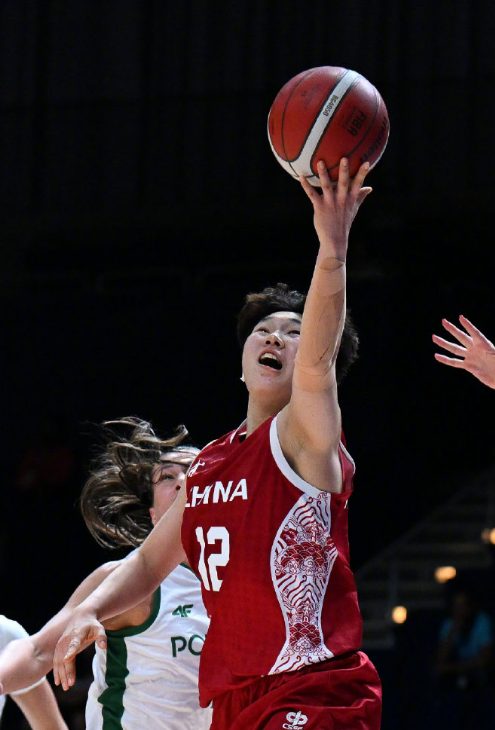 在23日进行的一场莱茵-鲁尔大运会女篮半决赛中，中国队经过加时赛以71:67战胜