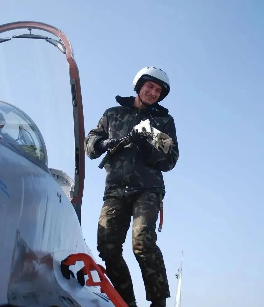 乌克兰F-16战机被击落，飞行员没有跳伞。
乌克兰6月29日消息，乌克兰空军一架