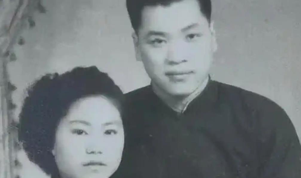 1906年钱玄同新婚之夜，他坐在床边冷冰冰地对妻子徐婠贞说：“我不爱你，结婚只是