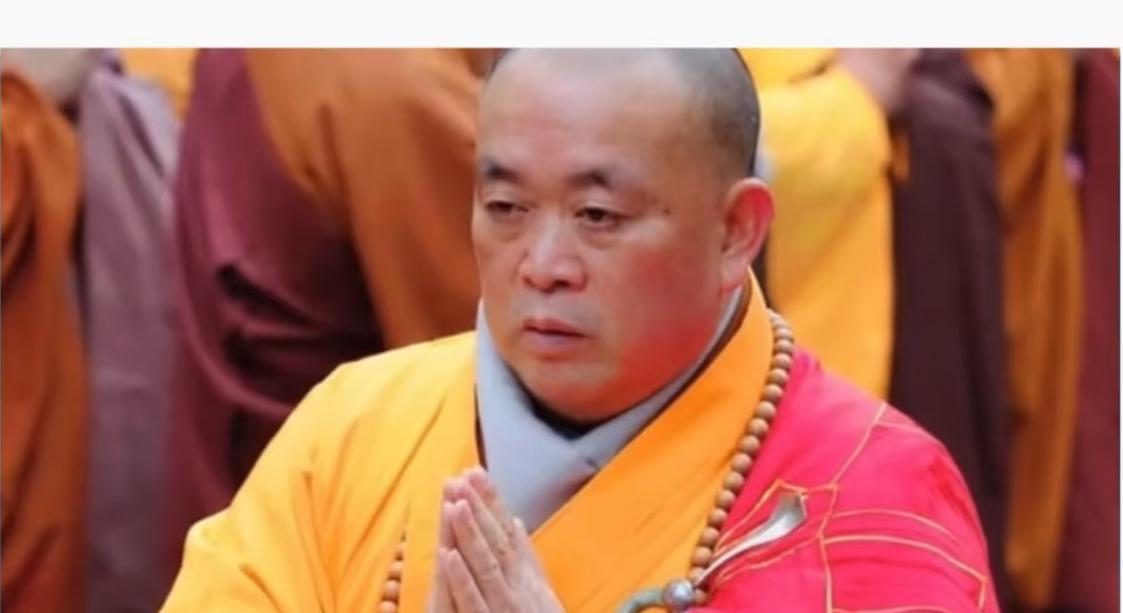 我瞅着手机上的八卦，
随口问老公：“释永信不是少林寺方丈吗？咋还能有情人？”，老