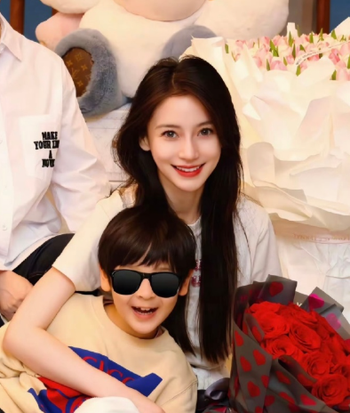 原来我们对时间毫无还手之力，只能看着曾经的光，在下一代身上延续。2014年，我们