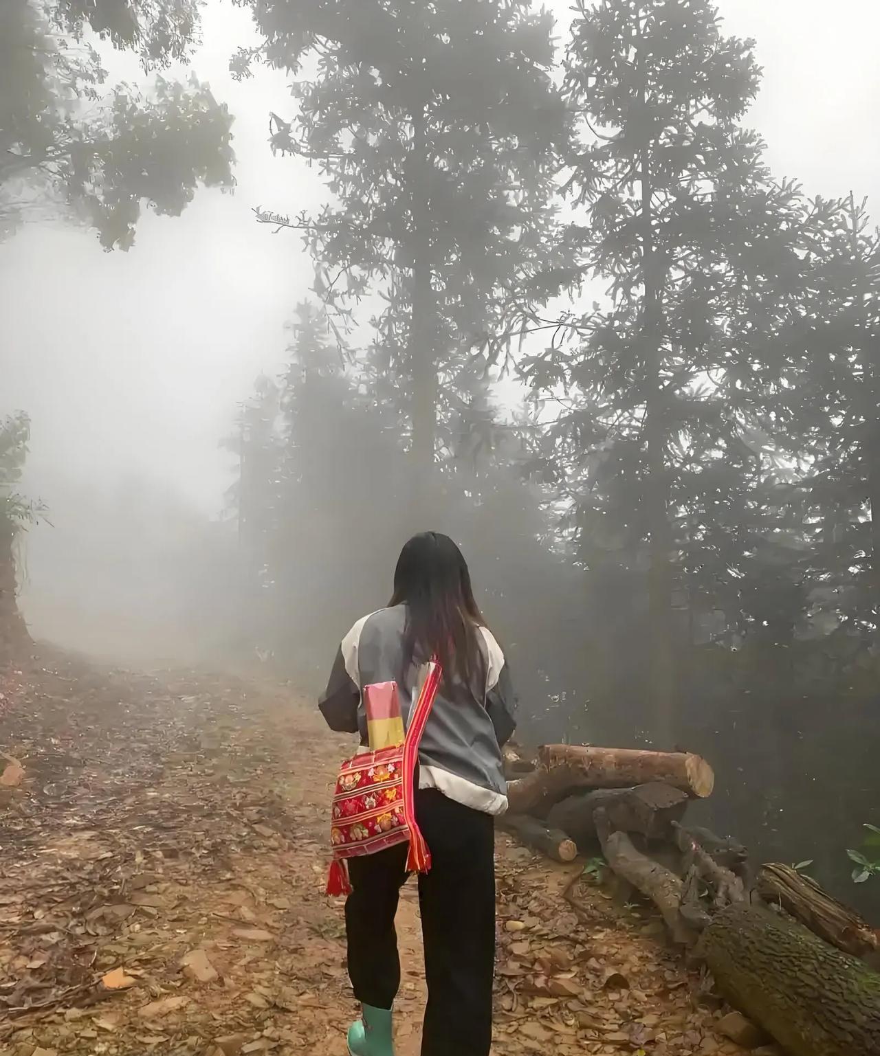 闺蜜说，她以后再也不去上坟了。
闺蜜老家在广安一个乡镇，今年29岁，家里面有两个