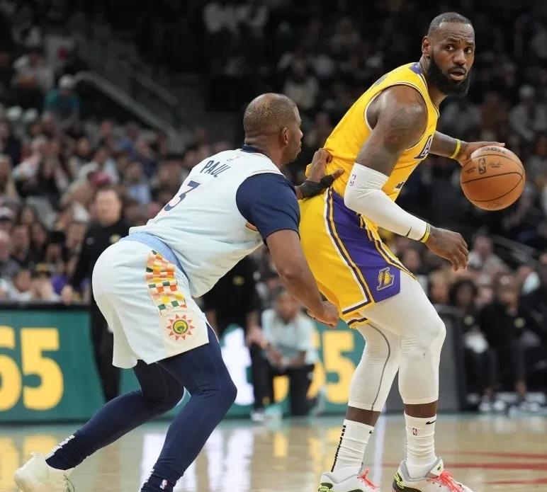 霸榜历史前二！[惊呆]
NBA历史上至今一共注册了5002个球员
而詹姆斯一人就