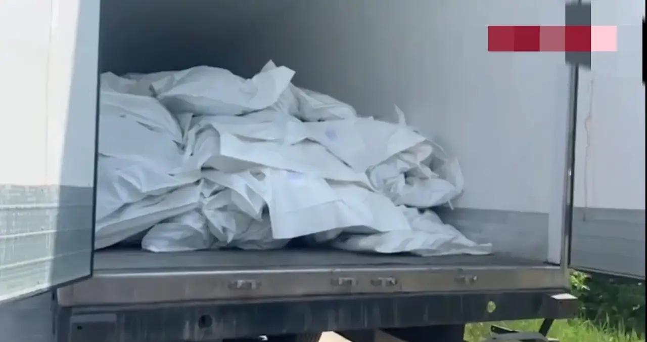 致命的心理战！俄罗斯把首批1212具乌克兰阵亡士兵的遗体用公路运到了交换区，这只