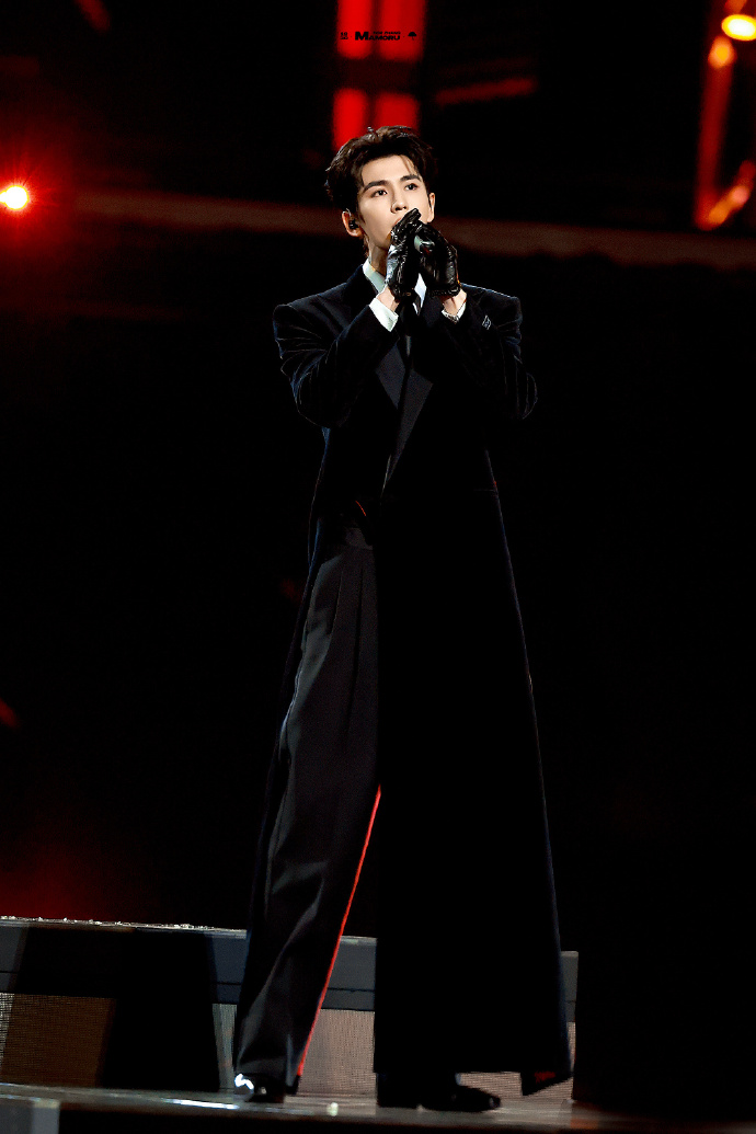 谁能懂张凌赫走秀的含金量还在上升
每一步都走在我的心巴上
身材比例太优越了