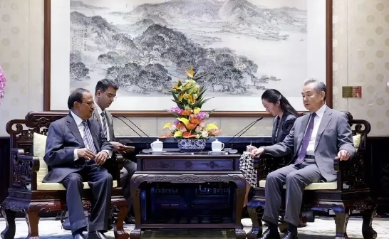 莫迪派心腹多瓦尔抵京“递话”，背后是印度被三副镣铐捆住手脚的窘迫：  

国内政