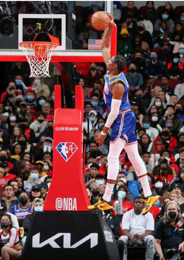勇士会不会留下库明加？
根据nba的规则，库明加属于限制性自由球员，母队有优先提