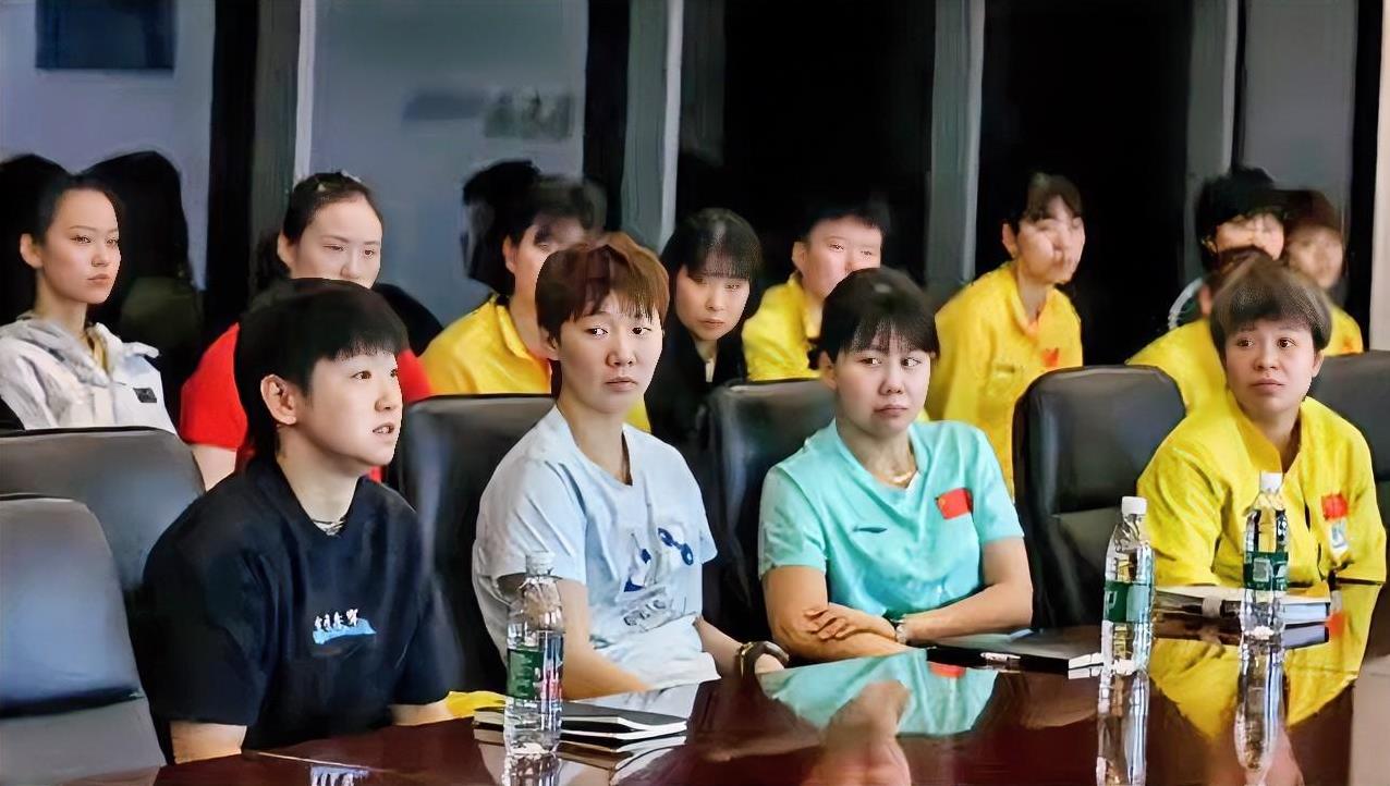 为了备战多哈世乒赛，国乒今天召开了总结大会，这女队的座次还挺有意思的，按国际乒联