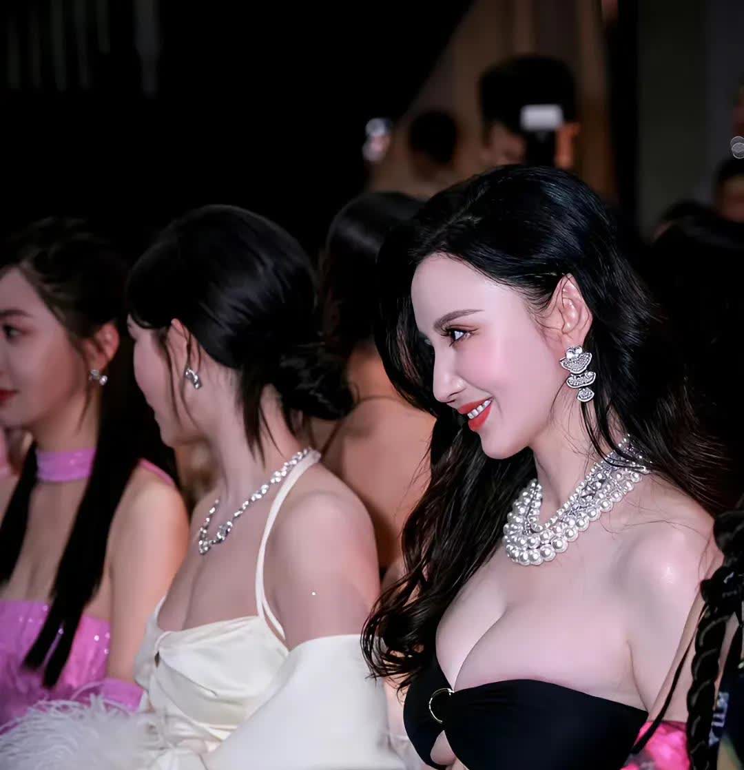 张萌也许在娱乐女明星不是最漂亮，但是论气质，魅力，却是屈指可数的存在，绝对是多少