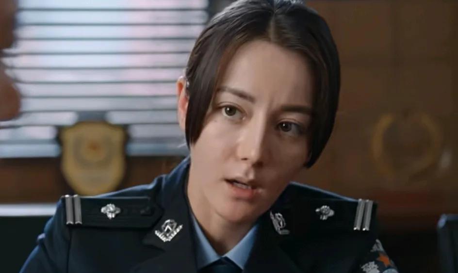 《利剑·玫瑰》第32集大结局预告，
叶修明昏迷，吴斌控制了鼎顺，也控制了表嫂和芊