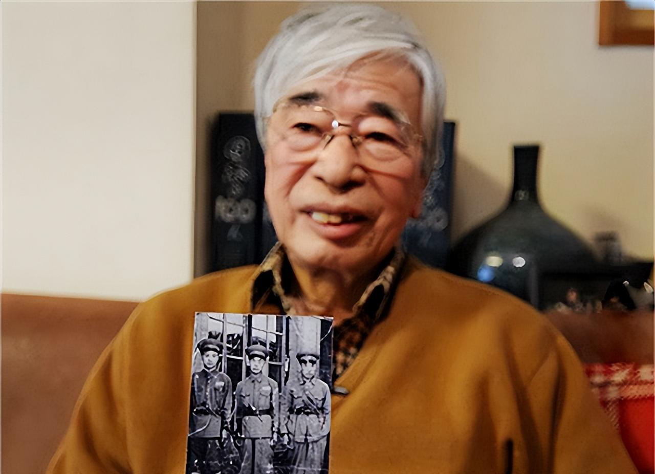 1948年，日本人砂原惠改名换姓化名张荣清，并谎报中国国籍，加入解放军，在辽沈战
