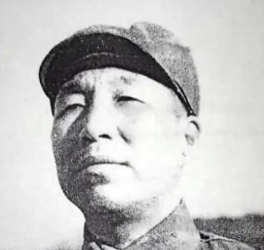 1950年，宋时轮在饭店吃饭，无意间听到老板的名字，他手猛地一抖、放下筷子对服务