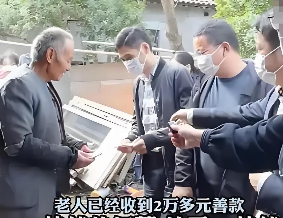 太感人了！浙江一大爷，因为违规摆摊被罚，在去交罚款的时候低声说道：“可不可以少罚