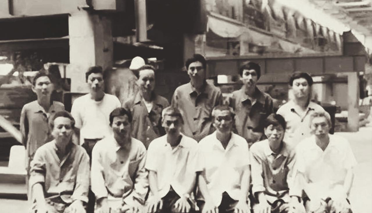 根据聚台岗村村民张学飞（化名）回忆：“有时，我和‘许工厂’（乳名）放学回来，一起