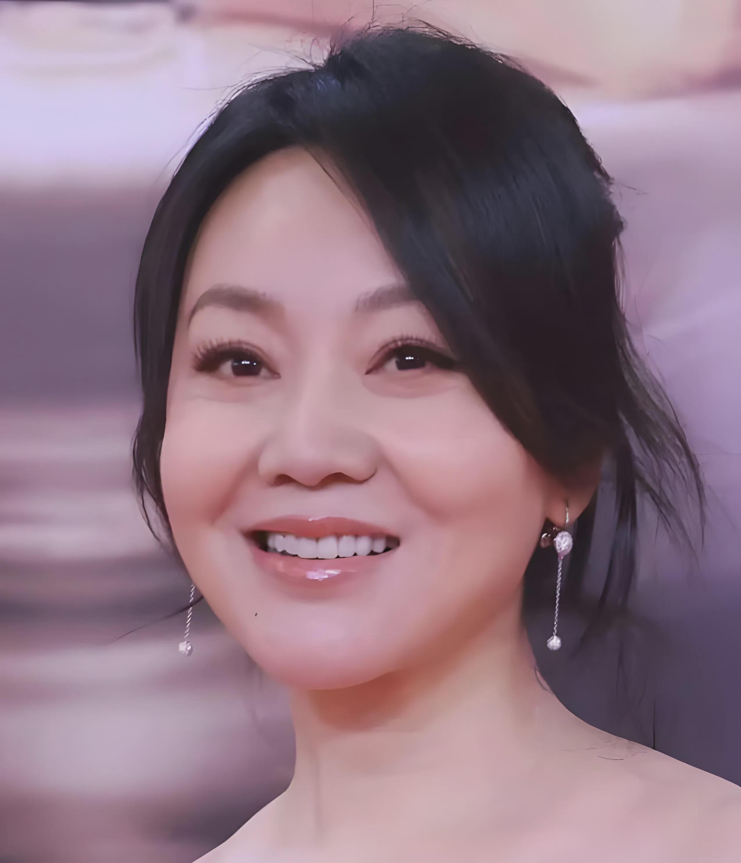 2004年，闫妮的丈夫邹伟提出离婚

2004年，闫妮的生活被丈夫邹伟的一纸离婚