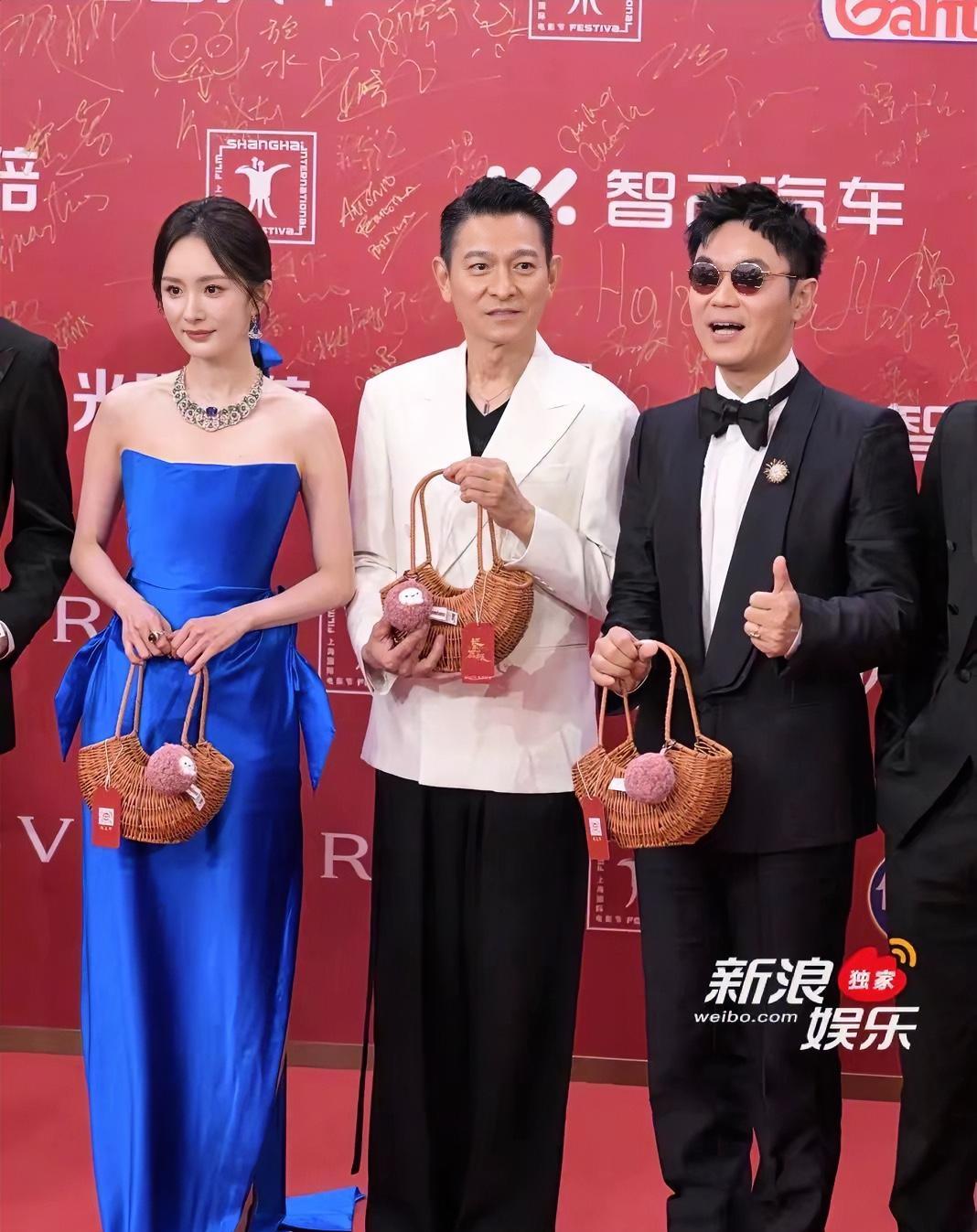 上海电影节红毯上，杨幂和刘德华的互动简直甜度超标！只见杨幂直接挽上刘德华的胳膊，