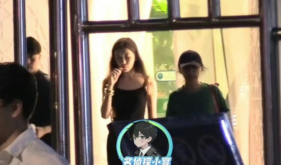 王菲、李亚鹏19岁女儿李嫣抽电子烟被拍！
近日李亚鹏带女儿李嫣参加朋友聚会，
李
