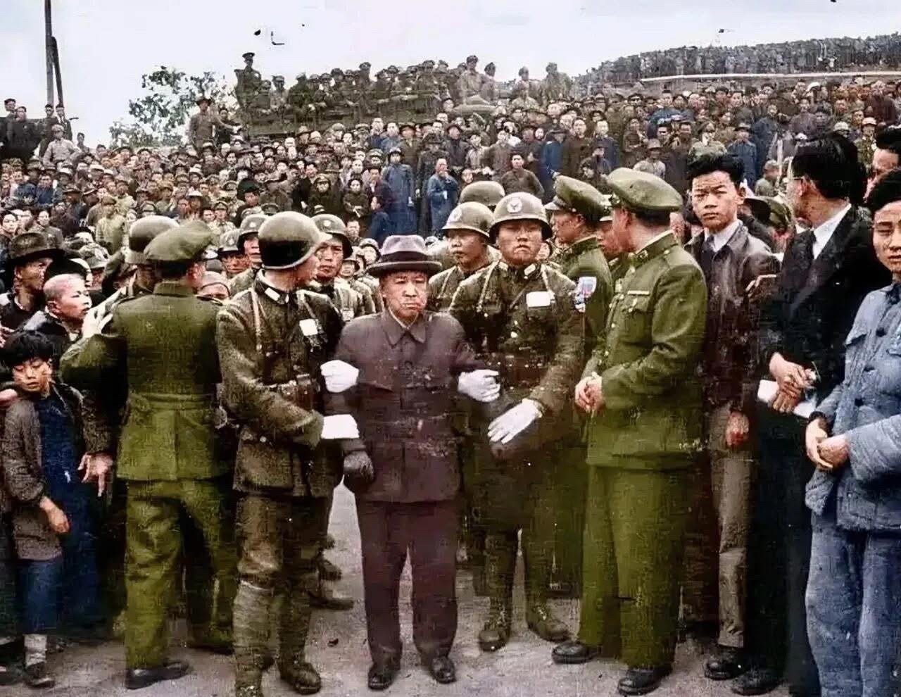 这张照片拍摄于1947年4月的南京郊外刑场，死刑犯谷寿夫，被验明正身，即将被枪决
