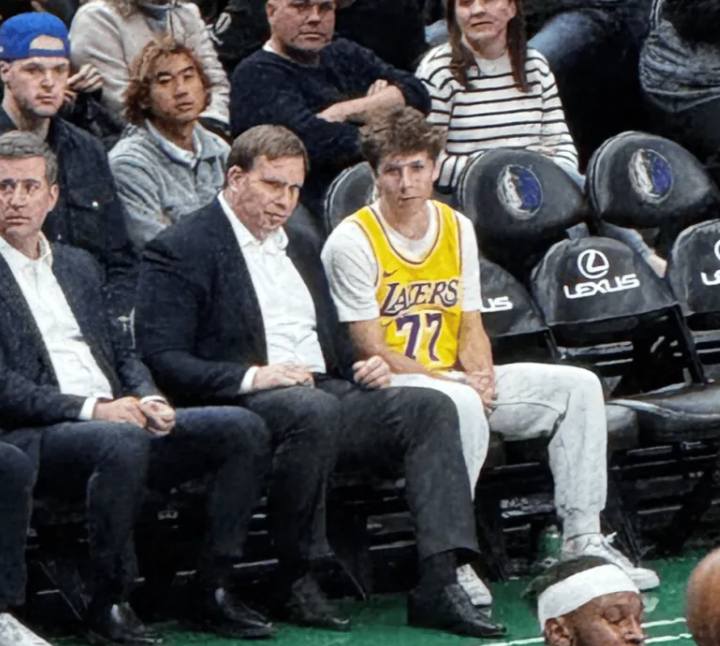 NBA常规赛独行侠主场对阵雄鹿的比赛已经结束。全场战罢，独行侠以114-116不