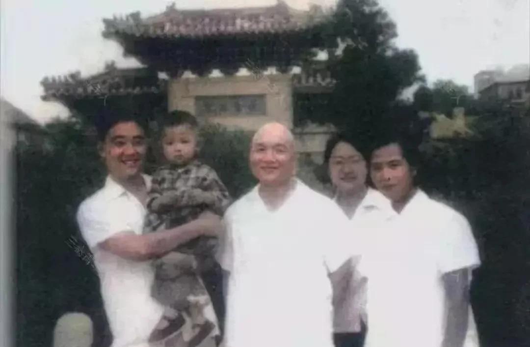 上世纪60年代，开国中将孔从洲将军和亲家贺子珍，以及儿子孔令华、儿媳李敏，还有那