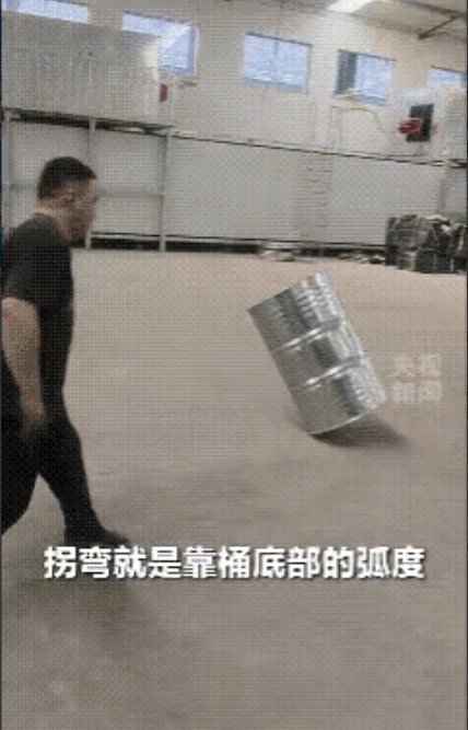 “这个男子火到央视了！”山东滨州，一男子转运200升油桶不用搬，两手轻轻转动油桶
