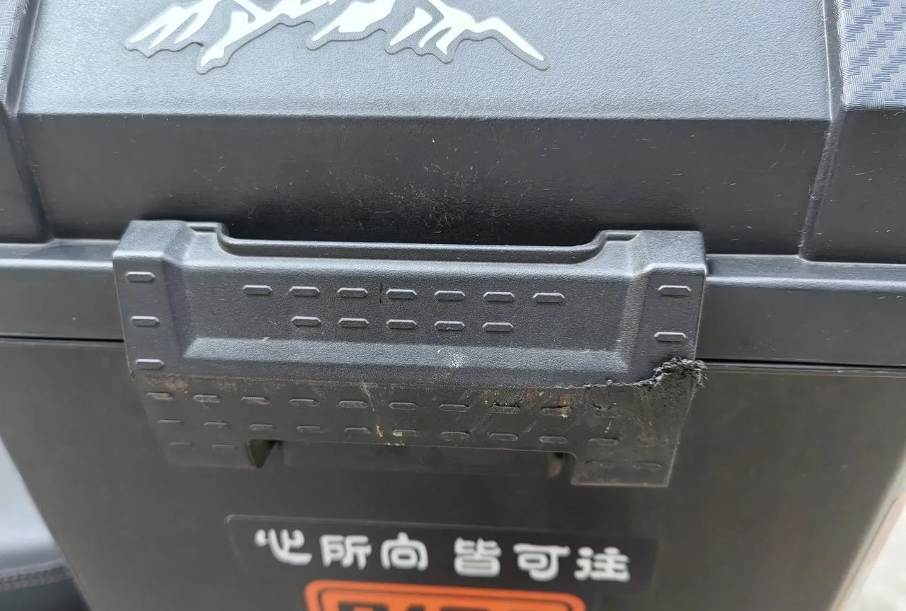 刚才送餐途中摔了一跤，原因就是洗地车刚洗完地特别滑，我拐弯的时候骑的太快就滑倒了