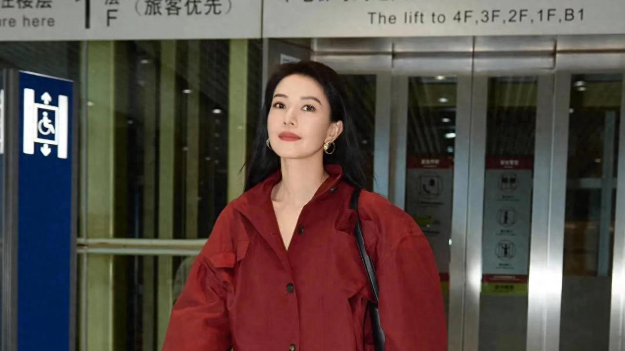 高圆圆又把“风衣”穿搭带火了，红色风衣+马丁靴，时尚又高级