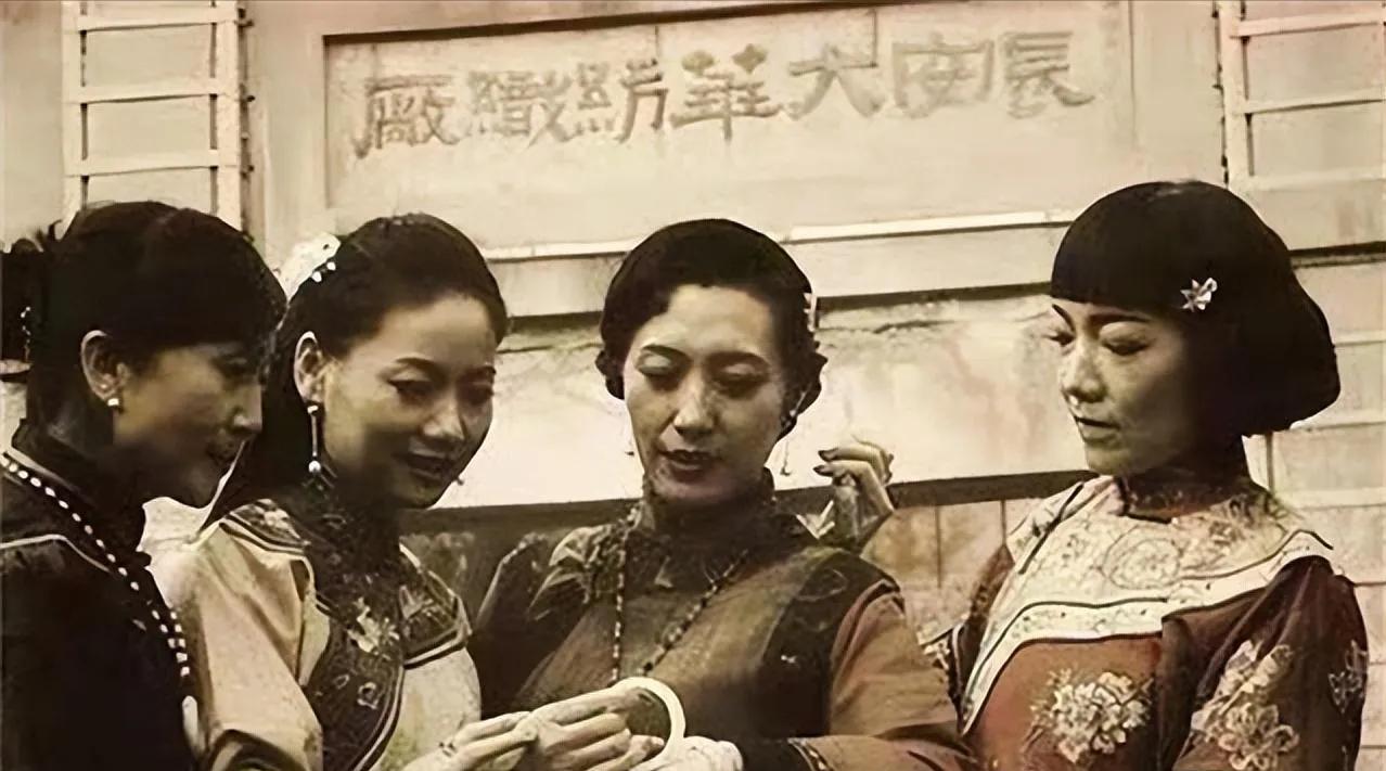 1949年，随着国民党在中国大陆的彻底败退，许多军官和他们的家属急匆匆地离开了这