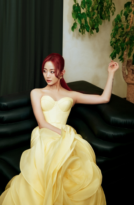 万千惠脚底生花抹胸裙