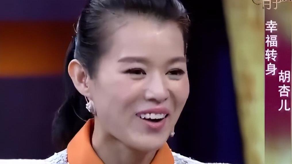 李乘德回应搂抱美女，胡杏儿力挺老公，现场视频曝光，真相太打脸