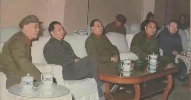 1977年4月，万物复苏，春意正浓。彼时的中国，正处在发展的关键节点，各个行业都