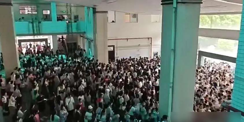 百人争一岗，真本事还是关系户？教师上岸背后的硬道理
教师编考试现在越来越难了。我