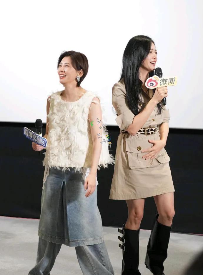 51岁的贾静雯和46岁的姚晨两位女演员同框！
两位美女穿搭很潮流！
贾静雯酷飒中