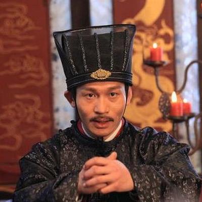 宰相李义府巡察大理寺，突然看到一个绝美丰腴的女囚，李义府不由两眼放光，心如猫抓，