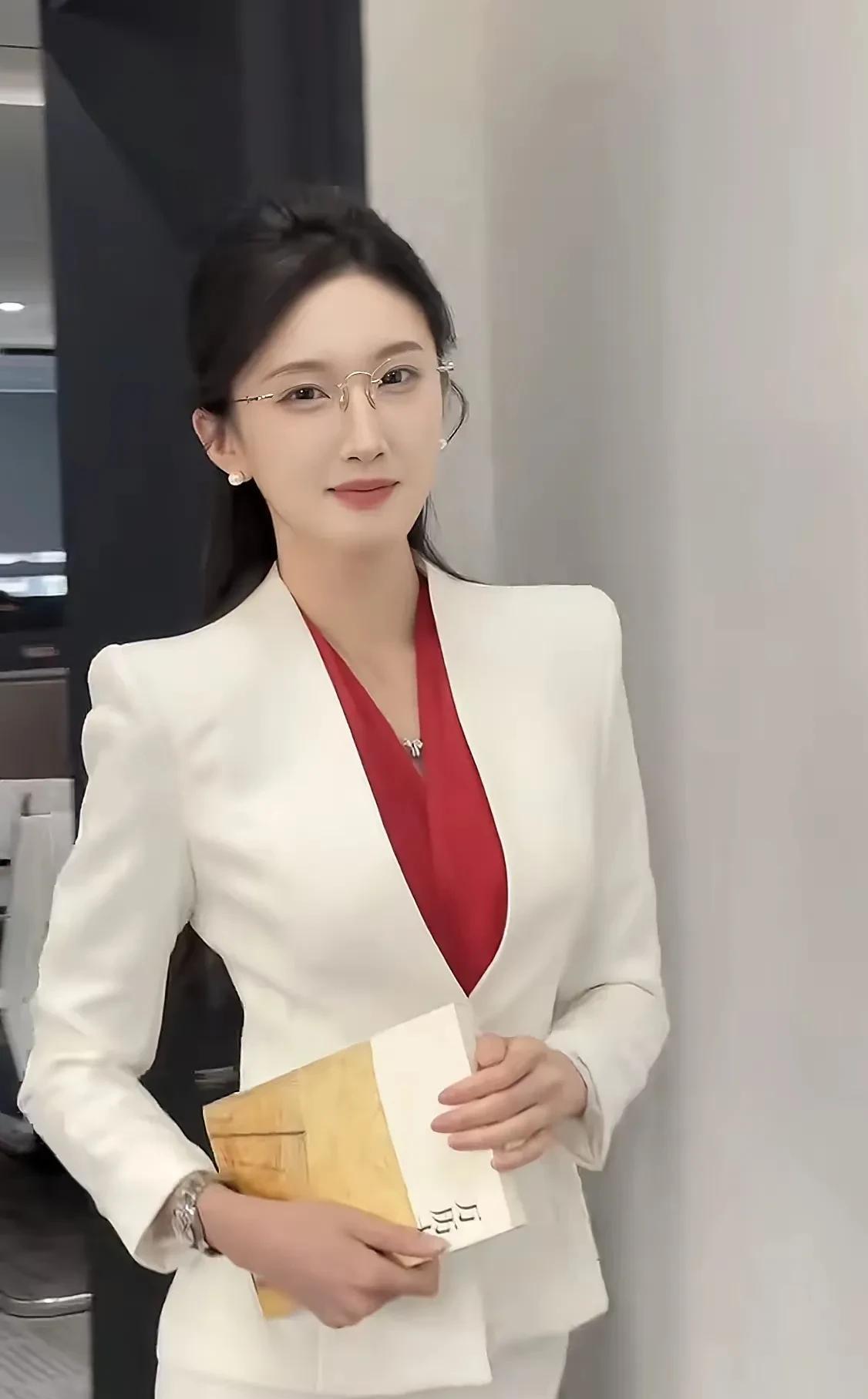 万历十五年～这本书在美女手中更具文化意味与历史价值！