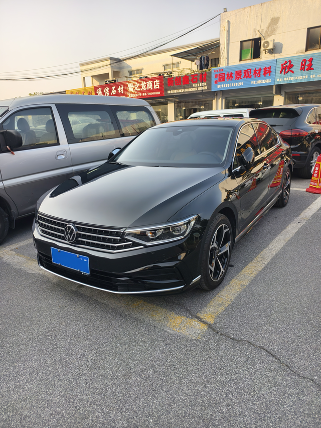 感觉天天都要洗车
黑色真心不耐脏，感觉天天都要洗！