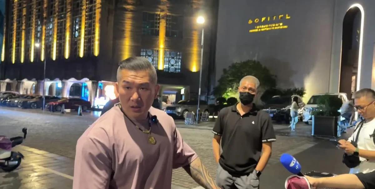 “馆长”讲粗口被治好？
经常看网红“馆长”直播的都知道，他的习惯是三句不理一个粗