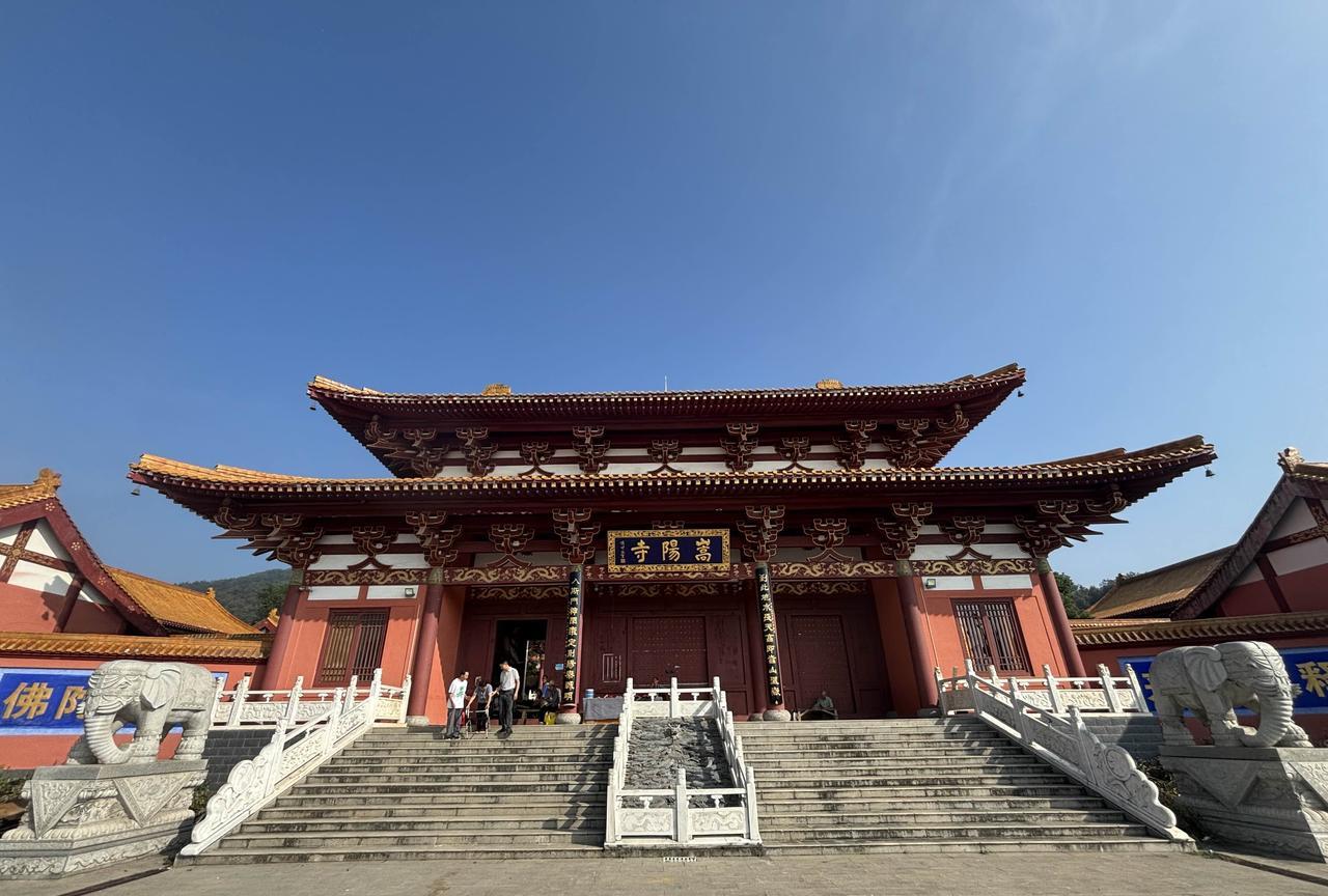 在武汉蔡甸的嵩阳山里，隐藏着一座千年古刹，嵩阳寺。它始建于唐朝，据说是高阳公主修