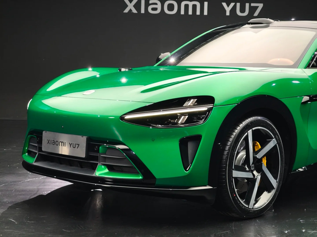 法拉利FUV涉嫌抄袭小米YU7？
一，外观设计
1，法拉利FUV：作为跨界豪华S