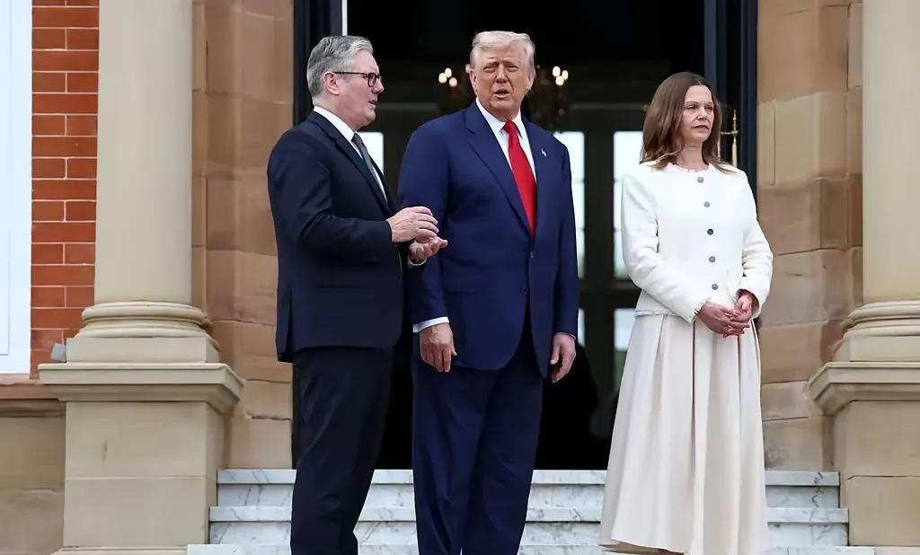 英国首相斯塔默选择特朗普私人庄园作为会晤地点，折射出英美权力平衡的实质性倾斜。这