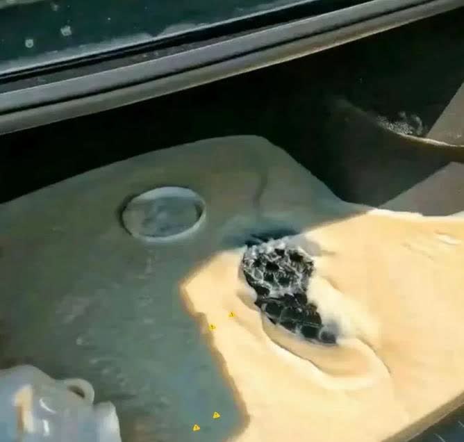 清理了20分钟，还是想不到合适的清理办法，真是头都大了。
我这车后备箱里面撒了