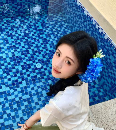 鞠婧祎泳池随拍美如画 头插蓝花尽显夏日风情