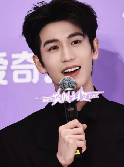 一眼看过去是挺像的，看久点就不是像很像了， 张凌赫下颌线很明显的 ​​​