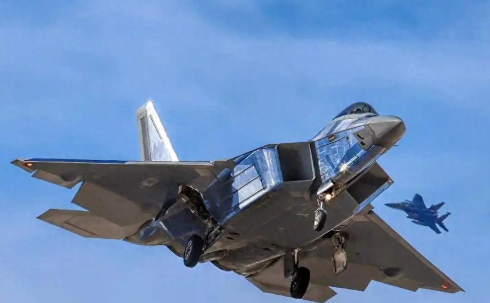 面临中国六代机混合双打，F-47影子都没有，美军不得不折腾起F-22